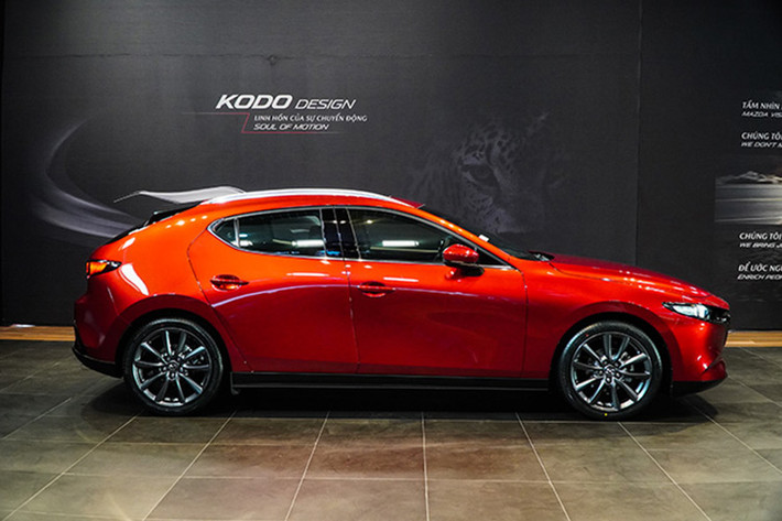 Mazda3 hoàn toàn mới sở hữu tổng chiều dài 4.660 mm (+190 mm), cùng chiều rộng 1.795 mm, chiều cao giảm xuống 1.435 mm (-30 mm), chiều dài trục cơ sở 2.725 mm (+25 mm). Xe được áp dụng ngôn ngữ thiết kế Kodo hoàn toàn mới của hãng. Phong cách thiết kế này hướng tới sự tối giản nhưng cũng không kém phần thanh lịch và ấn tượng.