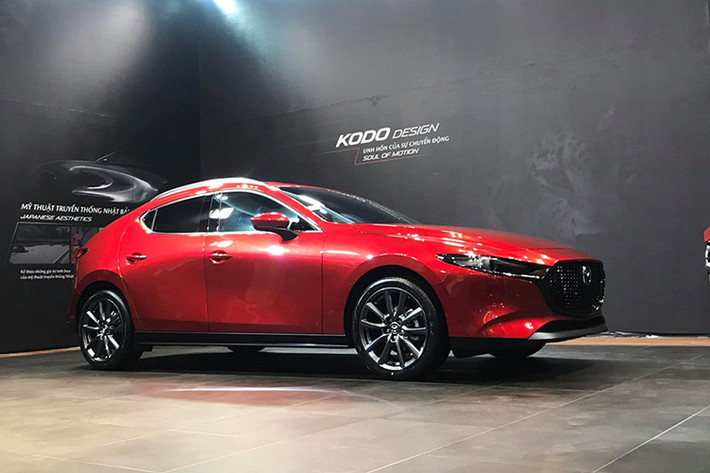 Mẫu xe Mazda3 2019 mới hiện đang được người dùng chờ đợi nhất tại thị trường ôtô Việt Nam. Theo dự kiến, Mazd3 thế hệ mới sẽ chính thức được giới thiệu tới tay người tiêu dùng Việt vào ngày 4/11 tới. Tuy nhiên hôm nay (27/10), trong sự kiện giới thiệu triết lý thiết kế sản phẩm thế hệ mới của Mazda tại Hà Nội, Mazda3 2019 cũng đã được vén màn.