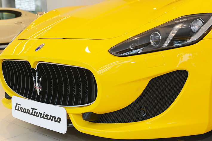 Cản trước của xe với thiết kế lưới tản nhiệt đặc trưng của Maserati cùng hai hốc gió hai bên. Cụm đèn pha mang âm hưởng của dòng GranTurismo. Đèn định vị ban ngày LED với thiết kế dọc giữa hai đèn pha. Logo ‘’Cây đinh ba’’ với hai đường sọc đỏ chạy ngang tạo điểm nhấn.