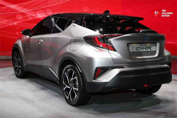 Chiếc xe SUV cỡ nhỏ mới bán chạy nhất vào năm ngoái nhà Toyota có vẫn sở hữu kiểu dáng thuôn dài đi kèm với các chi tiết góc cạnh. Xe sử dụng hệ thống khung gầm mới, hệ thống treo trước MacPherson và sau Wishbones cho hiệu suất hoạt động cải thiện hơn với các đối thủ.