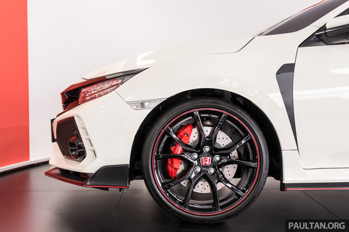 Theo hãng xe ôtô Honda cho biết, với gầm xe cải tiến và cửa chớp phía trước, Civic Type R 2018 có thiết kế khí động học hơn phiên bản cũ. Thậm chí, Honda còn khẳng định mẫu xe mới này có sự cân bằng giữa lực nâng và lực cản không khí đứng đầu phân khúc, từ đó mang đến khả năng vận hành ổn định ở tốc độ cao.