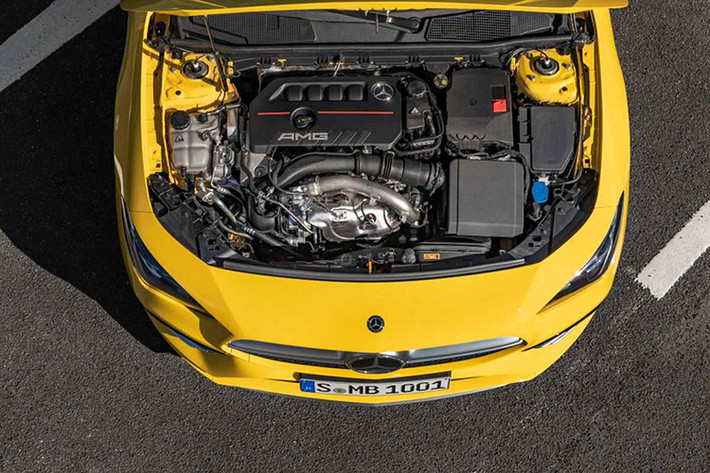 Mercedes-AMG 35 4MATIC mới được trang bị khối động cơ M260 4 xi-lanh 2.0L tăng áp đường nạp kép (twin-scroll turbocharger) sản sinh công suất 306 mã lực tại 5.800 vòng/phút và mô-men xoắn cực đại 400Nm tại 3.000 – 4.000 vòng/phút. Sức mạnh trên được truyền xuống hệ dẫn động 4 bánh AMG Performance 4MATIC thông qua hộp số ly hợp kép 7 cấp AMG SPEEDSHIFT DCT 7G.