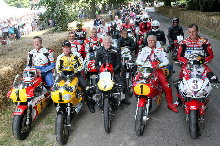 Lễ hội tốc độ Goodwood (12-15/7): Lễ hội tốc độ Goodwood còn được biết đến với tên gọi "Lễ hội Bạc", là sự kiện thường niên tổ chức tại Anh. Trọng tâm của sự kiện này là những mẫu xe hơi mới, độc đáo và giá trị. Tuy nhiên, nơi đây cũng thu hút các tín đồ 2 bánh cùng hàng trăm mẫu môtô đặc biệt xuất hiện.