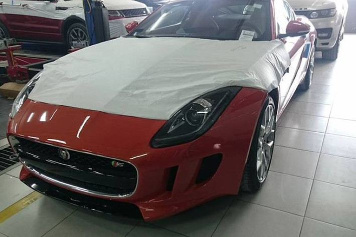 Chiếc Jaguar F-Type S 2016 chính hãng vừa được nhập khẩu chính hãng về Việt Nam sở hữu vẻ ngoài sang trọng, cơ bắp những vẫn co những nét mượt mà, gợi cảm. Phần đầu xe trang bị lưới tản nhiệt với điểm nhấn nằm giữa 2 khe gió, lấy cảm hứng từ mang cá mập.