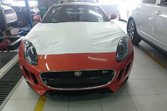 Được ra mắt lần đầu tiên tại triển lãm Los Angeles 2013, Jaguar F-Type S Coupe tập trung vào sự nhanh nhẹn và hiệu suất của động cơ, đồng thời giảm thiểu sự tham gia của sức người trong bộ máy vận hành.