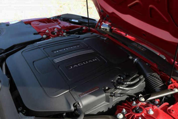 Dưới nắp ca-pô, Jaguar F-Type S Coupe sử dụng động cơ V6 dung tích 3.0L, sản sinh công suất 340 mã lực, mô men xoắn 450Nm. Siêu xe thể thao nhà "báo" chỉ cần 4,9 giây để bứt tốc từ 0-100km/h trước khi đạt tốc độ tối đa 275 km/h.