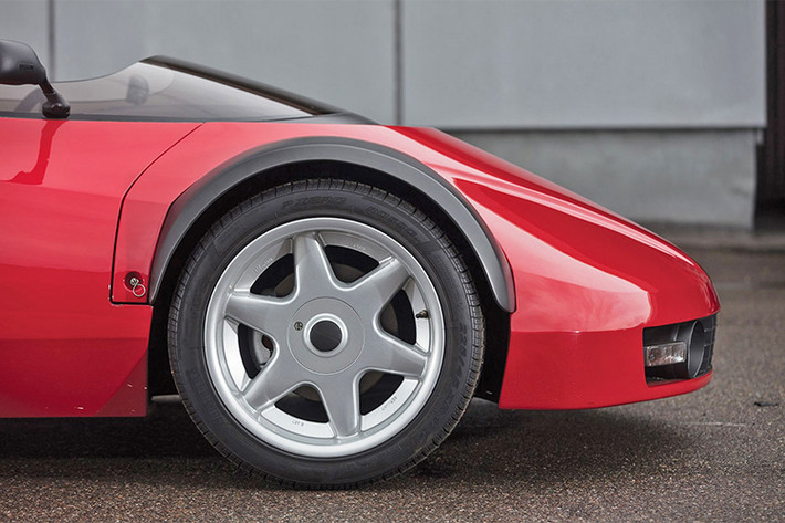 Tên của chiếc xe độc nhất vô nhị này thường được gọi là siêu xe Ferrari Conciso (tạm bỏ qua thương hiệu Lotus). Nó sở hữu phần khung xe tự chế và được thiết kế dựa theo nguyên lý phát triển của mẫu siêu xe đàn anh Ferrari 328 GTS vào năm 1989 với hình dáng xe không cửa.