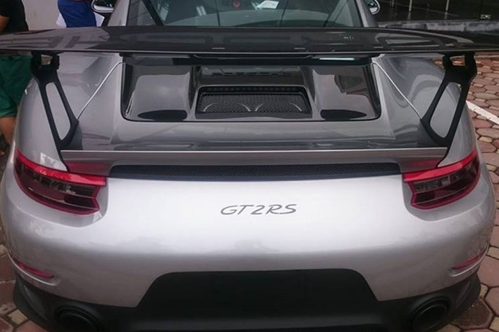 Porsche 911 GT2 RS tại Việt Nam đều mang bộ áo xám kết hợp cùng nhiều chi tiết sợi carbon bóng. Điểm nhấn ngoại hình còn phải kể đến bộ mâm 5 chấu kép sơn màu đồng nhám ấn tượng và khá nổi bật.