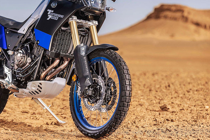 Hệ thống treo của mẫu xe môtô Yamaha Tenere 700 gồm cặp phuộc USD kích thước 43 mm ở trước và giảm xóc lò xo trụ phía sau. Cả hai đều có hành trình dài và có khả năng tùy chỉnh. Đi kèm là bộ vành nan kích thước 21 inch ở trước và 18 inch sau, giúp tối ưu hóa khả năng đi offroad.