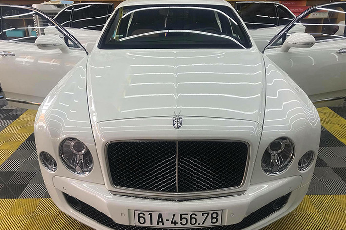 Siêu xe sang Bentley Mulsanne Speed của đại gia Bình Dương mua chính hãng thuộc đời 2016, đã được đưa về Việt Nam cách đây khá lâu và từng trưng bày tại VIMS 2016. Xe từng được đại lý Bentley tại Hà Nội rao bán với giá lên đến 32 tỷ đồng chưa bao gồm thuế phí trước bạ.