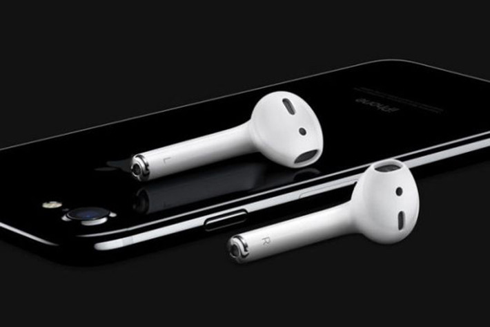 Nếu bạn là tín đồ của Apple và sử dụng iPhone thì rõ ràng Apple AirPod là mẫu tai nghe bạn nên trang bị cho mình. Ngoại trừ mức giá khá cao thì AirPod mang đến cho bạn chất lượng âm thanh tuyệt vời cũng như sự tiện dụng trong công việc hàng ngày.