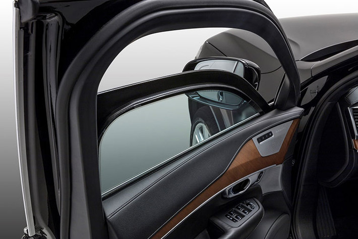 Dựa trên mẫu Volvo XC90 T6 AWD, chiếc xe bọc giáp có khả năng chống đạn đạo và chất nổ 360 độ, đáp ứng theo tiêu chuẩn VR8. Điều đó đồng nghĩa rằng nó có thể chịu được đạn bắn liên tiếp từ một khẩu AK-47.