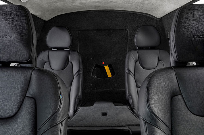 Cụ thể, chiếc SUV Volvo bọc thép giờ đây nặng hơn gần 1,5 tấn so với một chiếc xe thông thường mà bạn dễ dàng mua được từ đại lý. Tổng trọng lượng của xe bây giờ là tới 4,49 tấn, bao gồm 5 hành khách có thể ngồi bên trong.