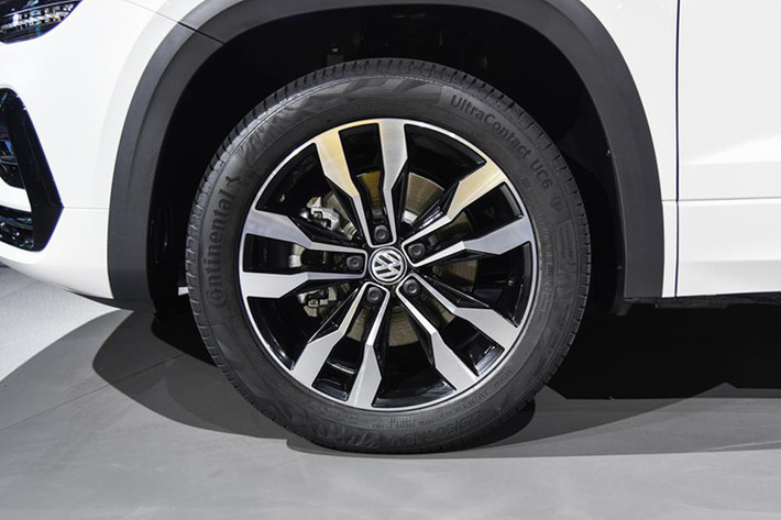 Cuối cùng, xe được trang bị bộ vành hợp kim 18 inch 5 chấu kép phối 2 màu thể thao.