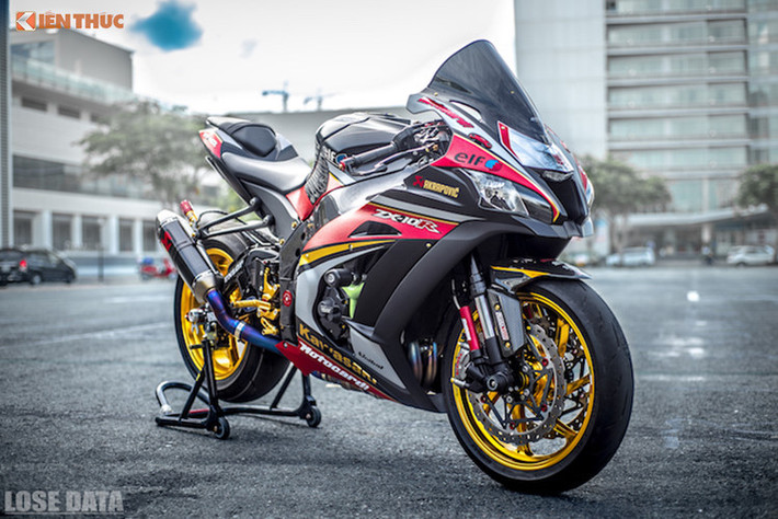 Kawasaki ZX-10R là một trong những mẫu xe thương mại đầu tiên công suất tiệm cận 200 mã lực. Xe được trang bị động cơ 998 cc, 4 xi-lanh, DOHC, 16 van, làm mát bằng nước. Công suất cực đại 197 mã lực (210 mã lực nếu trang bị RAM Air), mô-men xoắn 113,5 Nm, tốc độ tối đa 299 km/h, tăng tốc 0-100 km/h trong 2,9 giây, hộp số 6 tốc độ.