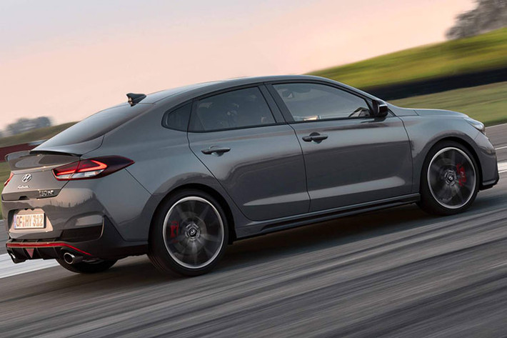 Nhờ cải thiện về sức mạnh mà hiệu năng của xe đã tăng lên đôi chút. Trong khi chiếc Hyundai i30 nguyên bản mất 6,4 giây để tăng tốc từ 0 - 100 km/h thì phiên bản i30 Fastback N mất 6,1 giây. Vận tốc tối đa mà xe đạt được ở cả hai phiên bản đều ở mức 250 km/h. Ở phiên bản N Performance này, Hyundai cũng trang bị cho i30 5 chế độ lái khác nhau, bao gồm Eco, Normal, Sport, N và N Custom.