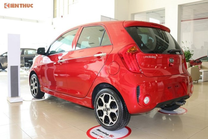 Phiên bản đắt nhất cuả dòng xe cỡ nhỏ bán chạy tại Việt Nam này là Kia Morning AT 1.25L cũng sẽ có giá chỉ còn 394 triệu đồng (giảm 8 triệu đồng) và năm sau sẽ được giảm thêm 4 triệu nữa xuống 390 triệu đồng.