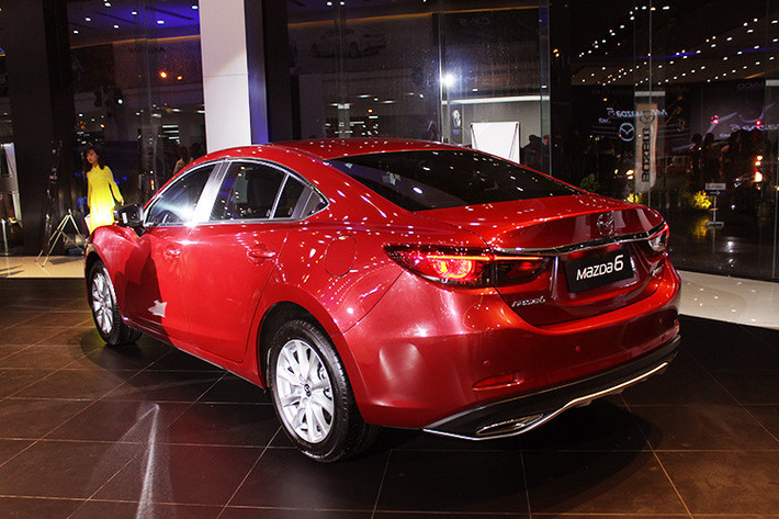 Trong khi đó, bản Mazda6 2.0 giảm 21 triệu đồng xuống mức giá 849 triệu đồng. Tương tự các mẫu xe khác, Thaco cũng sẽ giảm thêm 10 triệu đồng cho bản 2.0 và 20 triệu đồng cho bản cao cấp nhất 2.0L Premium.