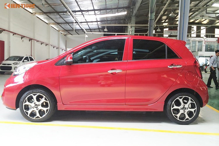 Trong đó, mẫu xe gia đình cỡ nhỏ Kia Morning MT phiên bản 1.0 giảm 10 triệu đồng so với thời điểm hiện tại xuống chỉ còn 295 triệu đồng kể từ nay đến cuối năm và sẽ có mức giá giảm còn 290 triệu đồng vào đầu năm sau.