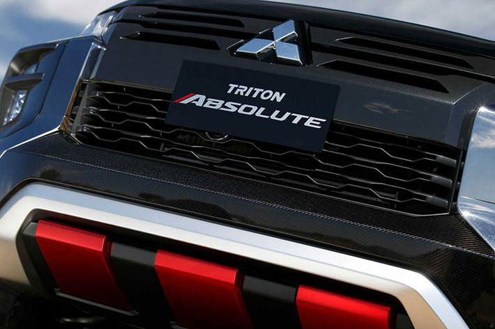 Ngay cả thiết kế đầu xe của mẫu bán tải Mitsubishi Triton Absolute 2019 mới này cũng khác với phiên bản tiêu chuẩn, được thể hiện rõ qua lưới tản nhiệt màu xám. Bao quanh cụm đèn pha là viền màu xám nhám vốn không có trên Mitsubishi Triton 2019 tiêu chuẩn.