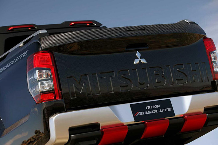 Chưa hết, Mitsubishi Triton 2019 phiên bản mới còn được bổ sung tấm ốp gầm ở dưới đầu và đuôi xe. Hai chi tiết này được dùng để bảo vệ gầm của Mitsubishi Triton Absolute 2019 khi chạy off-road.