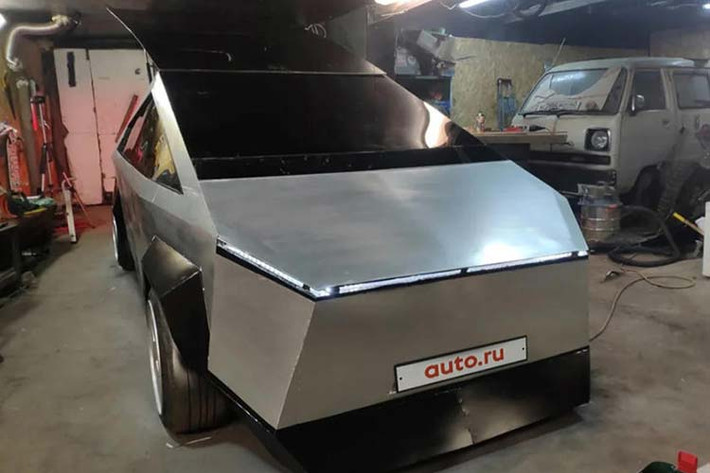 Xem ra, chủ xe đã thực sự bỏ công sức chứ không chỉ là làm chơi hưởng ứng phong trào. Tuy nhiên cũng cần phải nhắc đến một chi tiết quan trọng là: chiếc Tesla Cybertruck giả này không hề có cửa, và người lái phải trèo vào từ đường cốp sau.