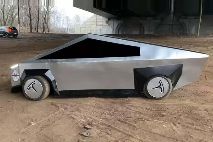 Về cơ bản, chiếc xe Tesla Cybertruck nhái này đương nhiên không phải được chế tạo trên một khung gầm xe điện chuẩn chỉnh mà là dựa trên một chiếc VAZ 2109, một mẫu hatchback 5 cửa sản xuất từ năm 1984-2013.