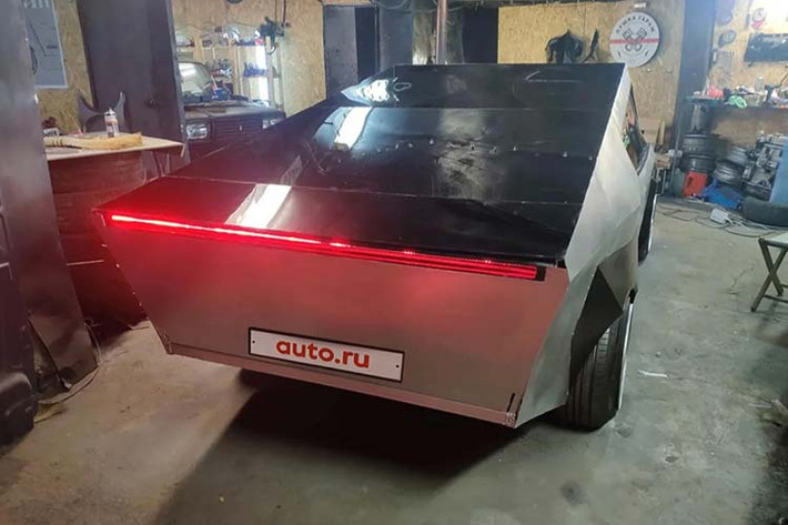 Ngay cả phần nắp chụp bánh xe có logo Tesla cũng được làm thủ công hoàn toàn. Hệ thống treo của xe gốc đã được hạ thấp xuống. Công suất của xe đến từ một động cơ xăng 1.6 lít ghép cặp tới một hộp số sàn. Nhìn chung, chiếc xe nhái này không đến nỗi tệ như người ta tưởng tượng cho dù chỉ mất hơn 1 tuần để chế tạo.