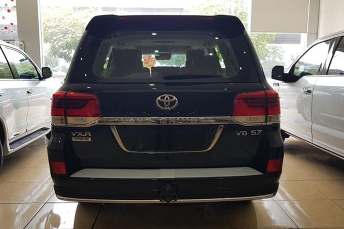 Dù chỉ là một chi tiết nhỏ nhưng Land Cruiser đã hoàn toàn lột xác với vẻ ngoài thanh lịch và dũng mãnh hơn so với những người anh em tiền nhiệm trước đó. Thanh crôm còn được kéo dài, nối liền cụm đèn pha hai bên, tạo cảm giác nhất quán, đồng khối và tôn lên vẻ khỏe khoắn của mẫu xe.