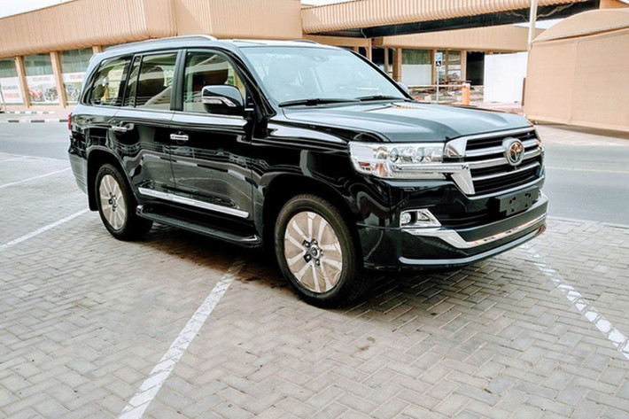 Toyota Land Cruiser VXR 2019 vốn được biết đến là mẫu SUV cỡ lớn với thiết kế 7 chỗ ngồi. Cùng với ngoại hình hầm hố và bệ vệ, thương hiệu xe hơi Nhật Bản nhận được sự quan tâm và ủng hộ của đại đa số những khách hàng trung tuổi tại Việt Nam.