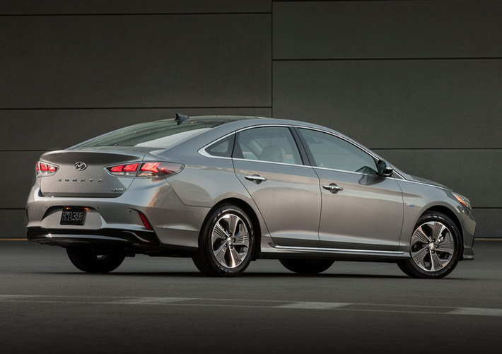 Trong khi đó, đại diện Hyundai Motor America chia sẻ: "Khi kết hợp các giá trị nổi bật và sự hiệu quả của Hyundai, Sonata hybrid và plug-in mới chắc chắn sẽ thu hút được nhiều người mua, đồng thời đây cũng là mẫu xe thân thiện với môi trường".