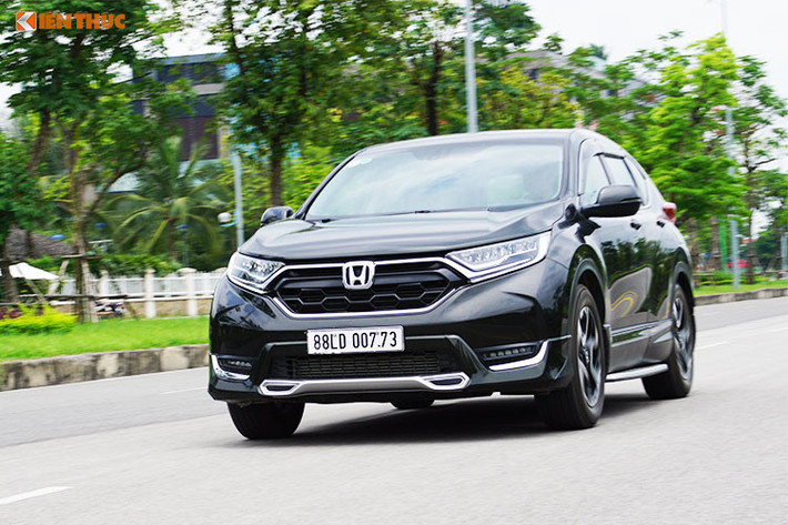 Trong khi đó mẫu Honda CR-V đạt doanh số 1.389 xe, tụt từ vị trí thứ 1 xuống vị trí thứ 5 trong bảng tổng sắp. Tuy nhiên, so với cùng kỳ năm ngoái, CR-V lại là mẫu xe có mức tăng trưởng cao nhất (236,3%). Nguyên nhân là do nguồn cung đầy đủ cùng chính sách bán hàng tặng kèm phụ kiện đã giúp mẫu xe này không ngừng hết hot.