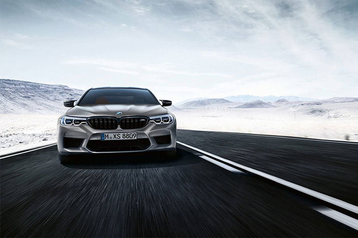 Về tổng thể thiết kế, mẫu xe M5 Competition phiên bản 2019 không khác biệt nhiều so với M5 tiêu chuẩn. M5 Competition sở hữu một số chi tiết màu đen như lưới tản nhiệt, ốp gương chiếu hậu và khe gió bên hông.