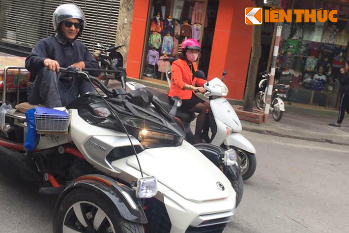 Mẫu xe 3 bánh Can-am Spyder F3 S thuộc dòng môtô Sport Touring - đầy thoải mái trên đường trường nhưng vẫn mang "chất" thể thao. Chữ "S" trong F3-S là viết tắt của "Sport", ám chỉ rằng xe có nhiều tính năng thể thao hơn bản F3 thường. Ngay từ cái nhìn đầu tiên, F3-S đã nổi bật hơn hẳn bởi bộ khung chữ Y sơn màu đỏ tươi.
