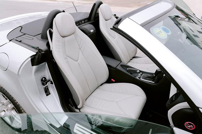 Ghế da vẫn khá căng và có chất lượng tốt dù đã ngả màu. Trang bị trên SLK 200 tương đối cơ bản. Phanh tay cơ, cả 2 ghế ngồi trên xe cũng đều là dạng chỉnh cơ. Các chi tiết nội thất xe mang phong cách thể thao, cá tính.