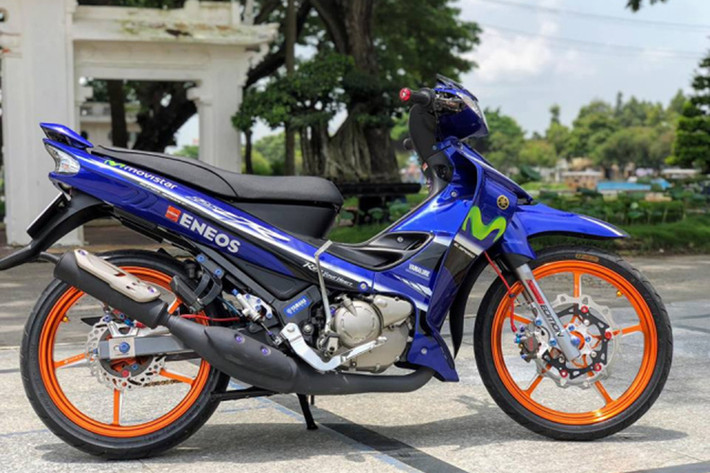 Và cuối cùng là hình ảnh tổng thể của chiếc cũng như cặp mâm Racingboy CNC nguyên khối Ver 1 đã được ngưng sản xuất từ rất lâu và đang được các tay chơi xe truyền tay nhau với giá thành hơn 45 triệu một cặp. Theo giới chơi xe, tính tổng thể phụ kiện của chiếc xe Yamaha 125ZR này lên tới hơn 150 triệu đồng.
