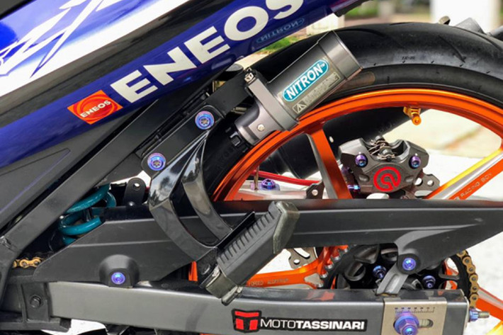 Phía sau của chiếc Yamaha Z125 độ khủng này là hình ảnh của phuộc Nitron với điểm nhấn lò xo xanh đặc trưng khiến nó không thể bị nhằm lẫn với bất kì một thương hiệu nào. Đi kèm cùng núm chỉnh dưới chân phuộc sẽ cho khả năng kiểm soát độ dàn hồi tốt hơn