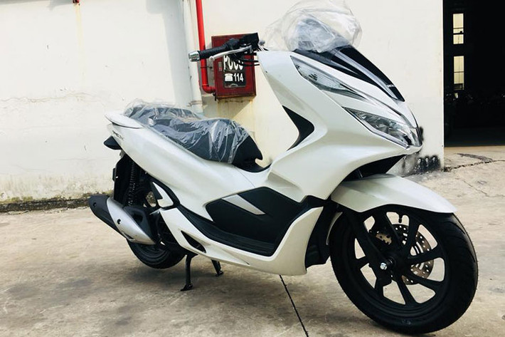 Những chiếc xe ga Honda PCX 150 phiên bản 2018 mới đã chính thức có mặt tịa các đại lý tại Việt Nam. Phiên bản mới của mẫu xe tay ga cỡ lớn này được kỳ vọng sẽ tạo nên “điểm nhấn” đầy thú vị cho người dùng trong phân khúc xe tay ga maxi scooter tại thị trường xe máy Việt Nam.