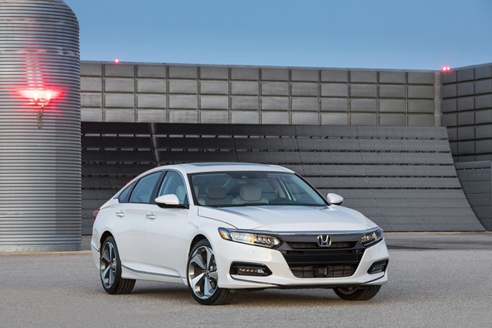 Honda Accord thế hệ thứ 10 dự kiến sẽ chính thức ra mắt thị trường Việt Nam với 3 tùy chọn màu sắc: Đen ánh độc tôn, Trắng ngọc quý phái và Ghi bạc thời trang. Khách hàng có thể liên hệ với các Đại lý Honda Ôtô trên toàn quốc để đặt xe kể từ ngày 23 tháng 09/2019. Mức giá xe Honda Accord 2019 hiện chưa được công bố.