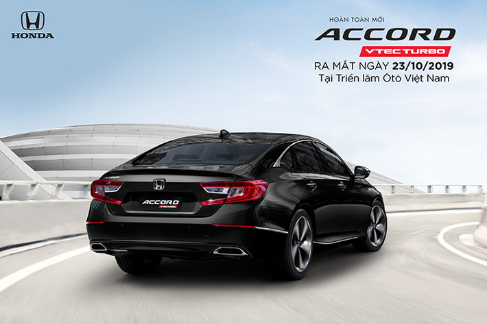 Phần đầu của Accord mới được tinh chỉnh lại ở chi tiết cụm lưới tản nhiệt, cản trước/sau nay đều được hạ thấp xuống. Xe sở hữu công nghệ LED ở hệ thống đèn pha, sương mù và đèn hậu. Chiều dài tổng thể của xe cũng được thu ngắn hơn nhưng lại rộng hơn ở hai bên, mui xe dài và thấp.