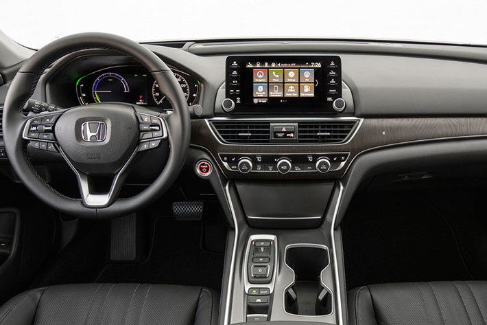 Điểm nhấn của Accord 2019 tại thị trường Thái Lan chính là hệ thống an toàn Honda Sensing, bao gồm 5 tính năng như; cảnh báo va chạm với người đi bộ kết hợp cùng phanh giảm thiểu va chạm; kiểm soát hành trình kèm tính năng thiết lập khoảng cách với phía trước ở tốc độ thấp; hỗ trợ giữ làn đường; cảnh báo và kiểm soát chuyển làn đường, chỉnh đèn pha tự động.