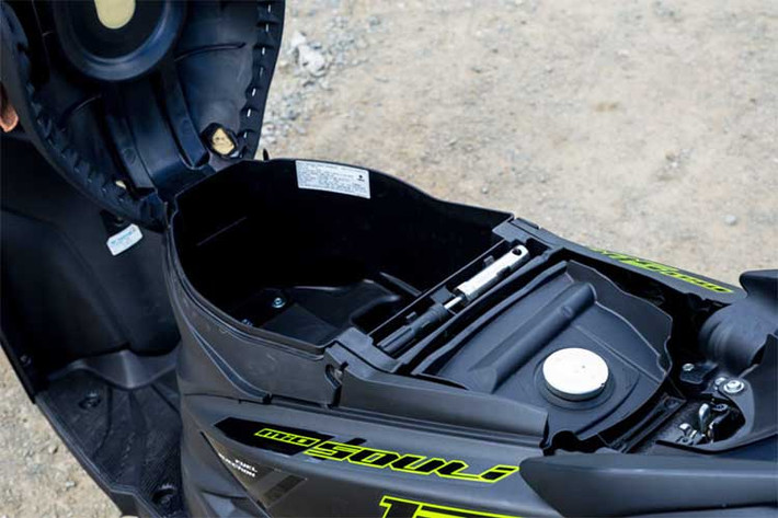 Dung tích bình xăng của Yamaha Soul GT 2015 là 4,2 lít. Bên dưới yên xe xuất hiện cốp đựng đồ có dung tích 14 lít, đủ để chứa một chiếc mũ bảo hiểm nửa đầu và một số vật dụng nhỏ dành cho người sử dụng.