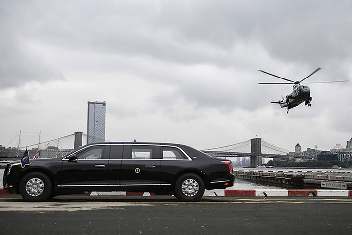 Thương hiệu Cadillac đã áp dụng ngôn ngữ thiết kế mới cho chiếc xe limousine bọc thép chống đạn của ông Trump. Cụm đèn pha của chiếc limousine này dường như lấy từ dòng SUV hạng sang Cadillac Escalade. Lưới tản nhiệt lại cho thấy định hướng thiết kế mới của Cadillac vốn đã lần đầu tiên được giới thiệu trên mẫu xe concept Escala vào 2016.