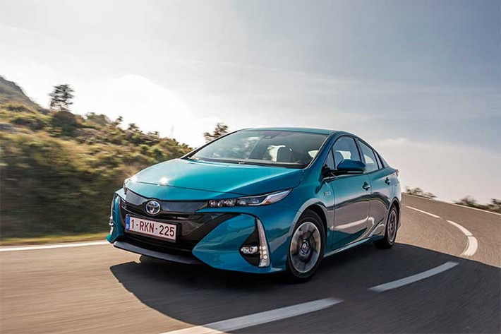 Là một trong những chiếc xe hybrid sản xuất hàng loạt đầu tiên trên thế giới, Toyota Prius được coi là mẫu xe thành công nhất trong phân khúc này kể từ khi ra mắt vào năm 1997. Phiên bản Prius mới nhất sở hữu nhiều nâng cấp đáng chú ý với mức tiêu thụ nhiên liệu giảm đi (xuống còn 4,27l/100km) cùng độ thoải mái, tiện nghi được cải thiện.