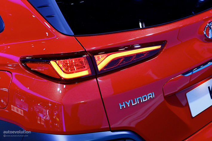 Mối tương đồng về thiết kế giữa các dòng crossover của hãng xe ôtô Hyundai còn được thể hiện khá rõ khi phần đuôi xe của Huyndai Kona 2018 được thiết kế tương tự "người anh em" crossover hạng C Tucson vừa ra mắt phiên bản mới tại Việt Nam, tuy nhiên phong cách hiện đại hơn.