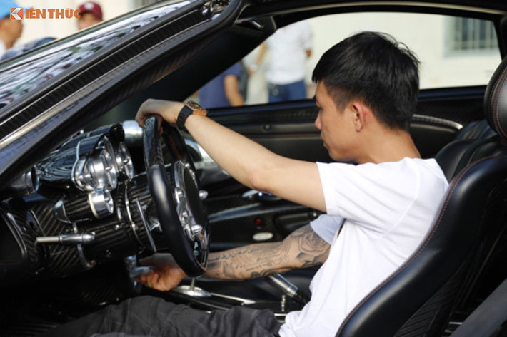 Như đã biết, bản thân Pagani Huayra cũng là một tác phẩm phối hợp giữa công nghệ và nghệ thuật. Ngoài khối động cơ mạnh mẽ, Pagani Huayra còn có thiết kế vô cùng độc đáo, từ trong ra ngoài. Nếu như thiết kế ngoại thất của Pagani Huayra khá lạ mắt, thì không gian bên trong "thần gió" lại đậm phong cách Steampunk.