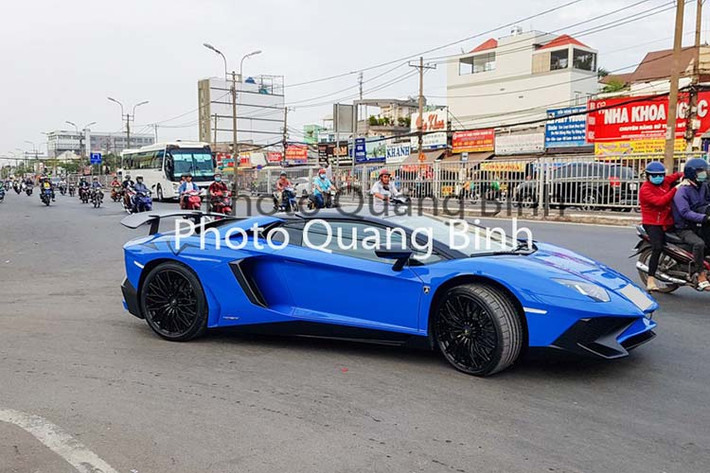 Mới đây, tại một trạm đăng kiểm ở quận Thủ Đức, TP HCM đã gây bất ngờ lớn cho giới chơi xe trong khắp cả nước khi có sự xuất hiện của một chiếc siêu xe Lamborghini Aventador LP750-4 SV Roadster chỉ sản xuất giới hạn 500 chiếc trên toàn thế giới.