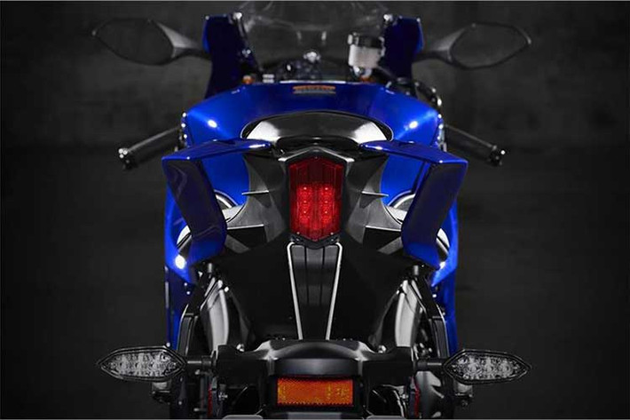 Ở phía trước, cặp phuộc USD của R6 mới đã được Yamaha thay bằng phuộc KYB với đường kính 43 mm thay vì 41 mm như bản cũ. Xe vẫn tiếp tục sử dụng thiết kế vành 5 cánh đơn khỏe khoắn nhưng có phanh trước với đĩa lớn hơn 10 mm, đạt 320 mm. Hệ thống phanh trước vẫn có dạng 4 piston nhưng nay đã được trang bị sẵn ABS. Cả phuộc và phanh trước đều được thương hiệu Yamaha lấy từ R1.