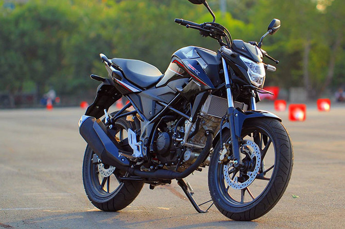 So với phiên bản tiêu chuẩn, mẫu xe Honda CB150R StreetFire phiên bản đặc biệt này còn có một số điểm khác như vỏ động cơ màu vàng, mỏ cày và kính chắn gió. Nắp yên cho hành khách, miếng dán bình xăng và tấm che tản nhiệt cũng là những chi tiết dành riêng cho Honda CB150R StreetFire 2017 phiên bản đặc biệt.