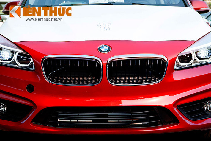 BMW 218i Gran Tourer là mẫu xe MPV đầu tiên của BMW, nó sở hữu kích thước chiều dài là 4.342mm, chiều rộng là 2.038mm, chiều cao là 1.586mm, và khoang hành lý chứa đồ được 468 lít.